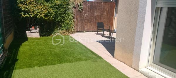 Maison familiale de 140 m² – 4 chambres – Garage et jardin

Découvrez cette belle maison construite en 2000, offrant environ 140 m² habitables et un très bon état général.

Au rez-de-chaussée, vous profiterez d’une vaste pièce de vie lumineuse, ouverte sur la cuisine et sur le jardin grâce à une grande baie vitrée. Cet espace convivial est idéal pour la vie de famille et les moments de réception.

La maison dispose de 4 chambres, dont une suite parentale en rez-de-chaussée avec sa salle d’eau privative. L’étage accueille trois chambres supplémentaires ainsi qu’une salle de bains.

Fonctionnelle et bien pensée, elle offre également de nombreux rangements, une buanderie, un garage et une place de stationnement privative indépendante située en face de la maison.

L’agencement comprend :

* Une suite parentale avec salle d’eau au rez-de-chaussée
* Trois chambres à l’étage
* Une salle de bains à l’étage
* Un WC indépendant au rez-de-chaussée
* Un WC indépendant à l’étage
* Une buanderie
* Un garage

Le chauffage est assuré par une chaudière au gaz.

Les points forts :

* Maison construite en 2000
* Très bon état général
* Grande pièce de vie ouverte sur le jardin
* 4 chambres dont une suite parentale de plain-pied
* Nombreux espaces de rangement
* Garage et stationnement privatif
* Chauffage gaz

Une maison confortable, lumineuse et parfaitement adaptée à une famille recherchant un bien prêt à vivre. À découvrir rapidement.