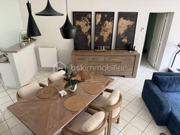 Maison familiale de 140 m² – 4 chambres – Garage et jardin

Découvrez cette belle maison construite en 2000, offrant environ 140 m² habitables et un très bon état général.

Au rez-de-chaussée, vous profiterez d’une vaste pièce de vie lumineuse, ouverte sur la cuisine et sur le jardin grâce à une grande baie vitrée. Cet espace convivial est idéal pour la vie de famille et les moments de réception.

La maison dispose de 4 chambres, dont une suite parentale en rez-de-chaussée avec sa salle d’eau privative. L’étage accueille trois chambres supplémentaires ainsi qu’une salle de bains.

Fonctionnelle et bien pensée, elle offre également de nombreux rangements, une buanderie, un garage et une place de stationnement privative indépendante située en face de la maison.

L’agencement comprend :

* Une suite parentale avec salle d’eau au rez-de-chaussée
* Trois chambres à l’étage
* Une salle de bains à l’étage
* Un WC indépendant au rez-de-chaussée
* Un WC indépendant à l’étage
* Une buanderie
* Un garage

Le chauffage est assuré par une chaudière au gaz.

Les points forts :

* Maison construite en 2000
* Très bon état général
* Grande pièce de vie ouverte sur le jardin
* 4 chambres dont une suite parentale de plain-pied
* Nombreux espaces de rangement
* Garage et stationnement privatif
* Chauffage gaz

Une maison confortable, lumineuse et parfaitement adaptée à une famille recherchant un bien prêt à vivre. À découvrir rapidement.