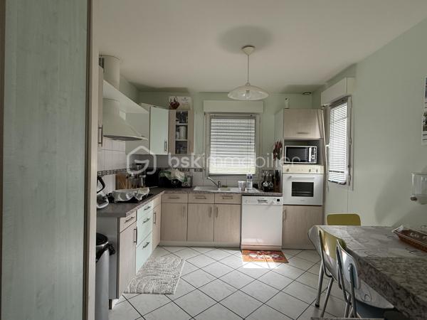 Maison familiale de 140 m² – 4 chambres – Garage et jardin

Découvrez cette belle maison construite en 2000, offrant environ 140 m² habitables et un très bon état général.

Au rez-de-chaussée, vous profiterez d’une vaste pièce de vie lumineuse, ouverte sur la cuisine et sur le jardin grâce à une grande baie vitrée. Cet espace convivial est idéal pour la vie de famille et les moments de réception.

La maison dispose de 4 chambres, dont une suite parentale en rez-de-chaussée avec sa salle d’eau privative. L’étage accueille trois chambres supplémentaires ainsi qu’une salle de bains.

Fonctionnelle et bien pensée, elle offre également de nombreux rangements, une buanderie, un garage et une place de stationnement privative indépendante située en face de la maison.

L’agencement comprend :

* Une suite parentale avec salle d’eau au rez-de-chaussée
* Trois chambres à l’étage
* Une salle de bains à l’étage
* Un WC indépendant au rez-de-chaussée
* Un WC indépendant à l’étage
* Une buanderie
* Un garage

Le chauffage est assuré par une chaudière au gaz.

Les points forts :

* Maison construite en 2000
* Très bon état général
* Grande pièce de vie ouverte sur le jardin
* 4 chambres dont une suite parentale de plain-pied
* Nombreux espaces de rangement
* Garage et stationnement privatif
* Chauffage gaz

Une maison confortable, lumineuse et parfaitement adaptée à une famille recherchant un bien prêt à vivre. À découvrir rapidement.