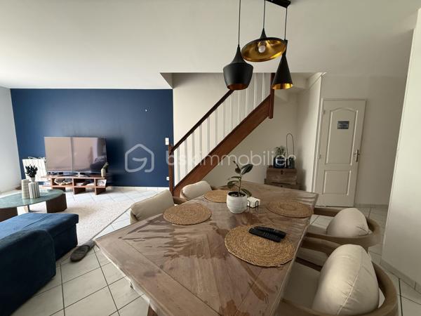 Maison familiale de 140 m² – 4 chambres – Garage et jardin

Découvrez cette belle maison construite en 2000, offrant environ 140 m² habitables et un très bon état général.

Au rez-de-chaussée, vous profiterez d’une vaste pièce de vie lumineuse, ouverte sur la cuisine et sur le jardin grâce à une grande baie vitrée. Cet espace convivial est idéal pour la vie de famille et les moments de réception.

La maison dispose de 4 chambres, dont une suite parentale en rez-de-chaussée avec sa salle d’eau privative. L’étage accueille trois chambres supplémentaires ainsi qu’une salle de bains.

Fonctionnelle et bien pensée, elle offre également de nombreux rangements, une buanderie, un garage et une place de stationnement privative indépendante située en face de la maison.

L’agencement comprend :

* Une suite parentale avec salle d’eau au rez-de-chaussée
* Trois chambres à l’étage
* Une salle de bains à l’étage
* Un WC indépendant au rez-de-chaussée
* Un WC indépendant à l’étage
* Une buanderie
* Un garage

Le chauffage est assuré par une chaudière au gaz.

Les points forts :

* Maison construite en 2000
* Très bon état général
* Grande pièce de vie ouverte sur le jardin
* 4 chambres dont une suite parentale de plain-pied
* Nombreux espaces de rangement
* Garage et stationnement privatif
* Chauffage gaz

Une maison confortable, lumineuse et parfaitement adaptée à une famille recherchant un bien prêt à vivre. À découvrir rapidement.