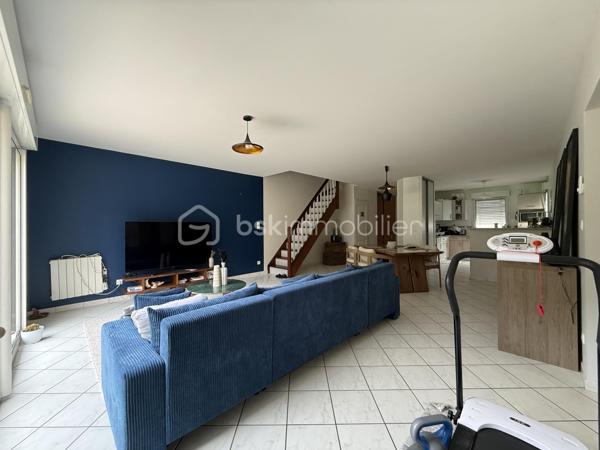 Maison familiale de 140 m² – 4 chambres – Garage et jardin

Découvrez cette belle maison construite en 2000, offrant environ 140 m² habitables et un très bon état général.

Au rez-de-chaussée, vous profiterez d’une vaste pièce de vie lumineuse, ouverte sur la cuisine et sur le jardin grâce à une grande baie vitrée. Cet espace convivial est idéal pour la vie de famille et les moments de réception.

La maison dispose de 4 chambres, dont une suite parentale en rez-de-chaussée avec sa salle d’eau privative. L’étage accueille trois chambres supplémentaires ainsi qu’une salle de bains.

Fonctionnelle et bien pensée, elle offre également de nombreux rangements, une buanderie, un garage et une place de stationnement privative indépendante située en face de la maison.

L’agencement comprend :

* Une suite parentale avec salle d’eau au rez-de-chaussée
* Trois chambres à l’étage
* Une salle de bains à l’étage
* Un WC indépendant au rez-de-chaussée
* Un WC indépendant à l’étage
* Une buanderie
* Un garage

Le chauffage est assuré par une chaudière au gaz.

Les points forts :

* Maison construite en 2000
* Très bon état général
* Grande pièce de vie ouverte sur le jardin
* 4 chambres dont une suite parentale de plain-pied
* Nombreux espaces de rangement
* Garage et stationnement privatif
* Chauffage gaz

Une maison confortable, lumineuse et parfaitement adaptée à une famille recherchant un bien prêt à vivre. À découvrir rapidement.