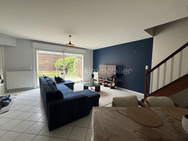 Maison familiale de 140 m² – 4 chambres – Garage et jardin

Découvrez cette belle maison construite en 2000, offrant environ 140 m² habitables et un très bon état général.

Au rez-de-chaussée, vous profiterez d’une vaste pièce de vie lumineuse, ouverte sur la cuisine et sur le jardin grâce à une grande baie vitrée. Cet espace convivial est idéal pour la vie de famille et les moments de réception.

La maison dispose de 4 chambres, dont une suite parentale en rez-de-chaussée avec sa salle d’eau privative. L’étage accueille trois chambres supplémentaires ainsi qu’une salle de bains.

Fonctionnelle et bien pensée, elle offre également de nombreux rangements, une buanderie, un garage et une place de stationnement privative indépendante située en face de la maison.

L’agencement comprend :

* Une suite parentale avec salle d’eau au rez-de-chaussée
* Trois chambres à l’étage
* Une salle de bains à l’étage
* Un WC indépendant au rez-de-chaussée
* Un WC indépendant à l’étage
* Une buanderie
* Un garage

Le chauffage est assuré par une chaudière au gaz.

Les points forts :

* Maison construite en 2000
* Très bon état général
* Grande pièce de vie ouverte sur le jardin
* 4 chambres dont une suite parentale de plain-pied
* Nombreux espaces de rangement
* Garage et stationnement privatif
* Chauffage gaz

Une maison confortable, lumineuse et parfaitement adaptée à une famille recherchant un bien prêt à vivre. À découvrir rapidement.