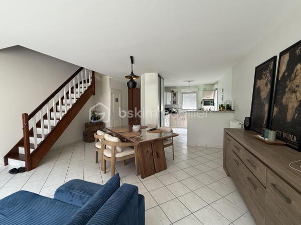 Maison familiale de 140 m² – 4 chambres – Garage et jardin

Découvrez cette belle maison construite en 2000, offrant environ 140 m² habitables et un très bon état général.

Au rez-de-chaussée, vous profiterez d’une vaste pièce de vie lumineuse, ouverte sur la cuisine et sur le jardin grâce à une grande baie vitrée. Cet espace convivial est idéal pour la vie de famille et les moments de réception.

La maison dispose de 4 chambres, dont une suite parentale en rez-de-chaussée avec sa salle d’eau privative. L’étage accueille trois chambres supplémentaires ainsi qu’une salle de bains.

Fonctionnelle et bien pensée, elle offre également de nombreux rangements, une buanderie, un garage et une place de stationnement privative indépendante située en face de la maison.

L’agencement comprend :

* Une suite parentale avec salle d’eau au rez-de-chaussée
* Trois chambres à l’étage
* Une salle de bains à l’étage
* Un WC indépendant au rez-de-chaussée
* Un WC indépendant à l’étage
* Une buanderie
* Un garage

Le chauffage est assuré par une chaudière au gaz.

Les points forts :

* Maison construite en 2000
* Très bon état général
* Grande pièce de vie ouverte sur le jardin
* 4 chambres dont une suite parentale de plain-pied
* Nombreux espaces de rangement
* Garage et stationnement privatif
* Chauffage gaz

Une maison confortable, lumineuse et parfaitement adaptée à une famille recherchant un bien prêt à vivre. À découvrir rapidement.