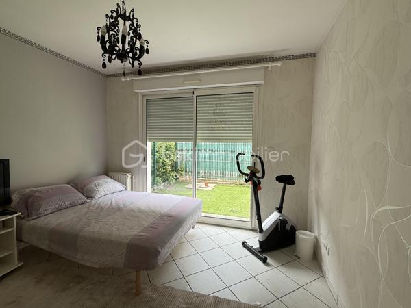 Maison familiale de 140 m² – 4 chambres – Garage et jardin

Découvrez cette belle maison construite en 2000, offrant environ 140 m² habitables et un très bon état général.

Au rez-de-chaussée, vous profiterez d’une vaste pièce de vie lumineuse, ouverte sur la cuisine et sur le jardin grâce à une grande baie vitrée. Cet espace convivial est idéal pour la vie de famille et les moments de réception.

La maison dispose de 4 chambres, dont une suite parentale en rez-de-chaussée avec sa salle d’eau privative. L’étage accueille trois chambres supplémentaires ainsi qu’une salle de bains.

Fonctionnelle et bien pensée, elle offre également de nombreux rangements, une buanderie, un garage et une place de stationnement privative indépendante située en face de la maison.

L’agencement comprend :

* Une suite parentale avec salle d’eau au rez-de-chaussée
* Trois chambres à l’étage
* Une salle de bains à l’étage
* Un WC indépendant au rez-de-chaussée
* Un WC indépendant à l’étage
* Une buanderie
* Un garage

Le chauffage est assuré par une chaudière au gaz.

Les points forts :

* Maison construite en 2000
* Très bon état général
* Grande pièce de vie ouverte sur le jardin
* 4 chambres dont une suite parentale de plain-pied
* Nombreux espaces de rangement
* Garage et stationnement privatif
* Chauffage gaz

Une maison confortable, lumineuse et parfaitement adaptée à une famille recherchant un bien prêt à vivre. À découvrir rapidement.