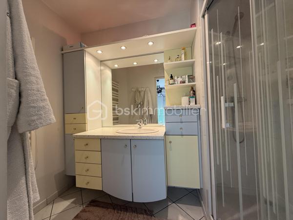 Maison familiale de 140 m² – 4 chambres – Garage et jardin

Découvrez cette belle maison construite en 2000, offrant environ 140 m² habitables et un très bon état général.

Au rez-de-chaussée, vous profiterez d’une vaste pièce de vie lumineuse, ouverte sur la cuisine et sur le jardin grâce à une grande baie vitrée. Cet espace convivial est idéal pour la vie de famille et les moments de réception.

La maison dispose de 4 chambres, dont une suite parentale en rez-de-chaussée avec sa salle d’eau privative. L’étage accueille trois chambres supplémentaires ainsi qu’une salle de bains.

Fonctionnelle et bien pensée, elle offre également de nombreux rangements, une buanderie, un garage et une place de stationnement privative indépendante située en face de la maison.

L’agencement comprend :

* Une suite parentale avec salle d’eau au rez-de-chaussée
* Trois chambres à l’étage
* Une salle de bains à l’étage
* Un WC indépendant au rez-de-chaussée
* Un WC indépendant à l’étage
* Une buanderie
* Un garage

Le chauffage est assuré par une chaudière au gaz.

Les points forts :

* Maison construite en 2000
* Très bon état général
* Grande pièce de vie ouverte sur le jardin
* 4 chambres dont une suite parentale de plain-pied
* Nombreux espaces de rangement
* Garage et stationnement privatif
* Chauffage gaz

Une maison confortable, lumineuse et parfaitement adaptée à une famille recherchant un bien prêt à vivre. À découvrir rapidement.