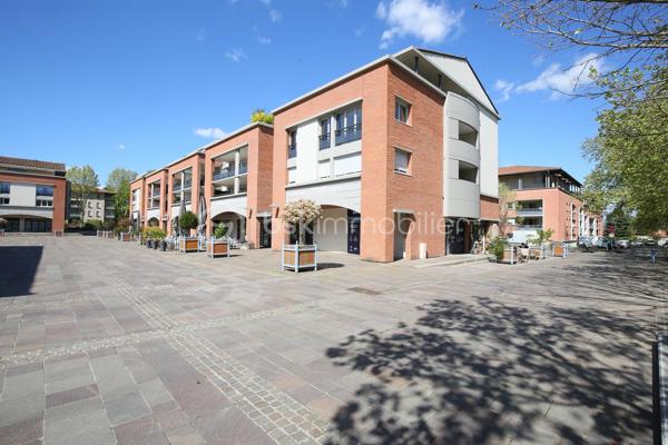 À la recherche d’un appartement agréable à vivre, fonctionnel et idéalement situé aux portes de Toulouse ?

Découvrez ce charmant T2 de 47 m², situé au 1er étage avec ascenseur d’une résidence récente et sécurisée à Castanet-Tolosan, offrant un cadre de vie pratique et confortable au quotidien.

Dès l’entrée, vous serez séduit par une distribution et des espaces bien pensés. Le séjour lumineux, ouvert sur une cuisine conviviale, crée une atmosphère chaleureuse et accueillante. L’ensemble s’ouvre sur une agréable terrasse de 6 m², véritable prolongement de l’espace de vie, idéale pour vos repas en extérieur, un coin détente ou simplement profiter des beaux jours.

Côté nuit, une chambre indépendante avec placard intégré vous assure confort et praticité. Une salle de bain, un WC séparé ainsi qu’un cellier privatif viennent compléter ce bien pensé pour un quotidien facilité.

Pour votre confort en toute saison, l’appartement est équipé d’une climatisation réversible, un véritable atout apprécié.

Enfin, vous bénéficierez d’un garage boxé et sécurisé en sous-sol, rare et recherché sur le secteur, ainsi que d’un local vélo au sein de la résidence.

Les atouts qui font la différence :
- Résidence récente et sécurisée
- 1er étage avec ascenseur
- Terrasse agréable de 6 m²
- Climatisation réversible
- Chambre avec rangement intégré
- Garage boxé sécurisé en sous-sol
- Local vélo
- DPE C - GES A
- Proximité des commerces, transports et commodités

Que vous recherchiez votre premier chez-vous, un pied-à-terre confortable ou un investissement patrimonial, cet appartement réunit les critères les plus recherchés.

Visite virtuelle sur demande.