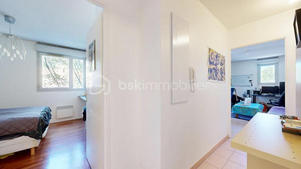 À la recherche d’un appartement agréable à vivre, fonctionnel et idéalement situé aux portes de Toulouse ?

Découvrez ce charmant T2 de 47 m², situé au 1er étage avec ascenseur d’une résidence récente et sécurisée à Castanet-Tolosan, offrant un cadre de vie pratique et confortable au quotidien.

Dès l’entrée, vous serez séduit par une distribution et des espaces bien pensés. Le séjour lumineux, ouvert sur une cuisine conviviale, crée une atmosphère chaleureuse et accueillante. L’ensemble s’ouvre sur une agréable terrasse de 6 m², véritable prolongement de l’espace de vie, idéale pour vos repas en extérieur, un coin détente ou simplement profiter des beaux jours.

Côté nuit, une chambre indépendante avec placard intégré vous assure confort et praticité. Une salle de bain, un WC séparé ainsi qu’un cellier privatif viennent compléter ce bien pensé pour un quotidien facilité.

Pour votre confort en toute saison, l’appartement est équipé d’une climatisation réversible, un véritable atout apprécié.

Enfin, vous bénéficierez d’un garage boxé et sécurisé en sous-sol, rare et recherché sur le secteur, ainsi que d’un local vélo au sein de la résidence.

Les atouts qui font la différence :
- Résidence récente et sécurisée
- 1er étage avec ascenseur
- Terrasse agréable de 6 m²
- Climatisation réversible
- Chambre avec rangement intégré
- Garage boxé sécurisé en sous-sol
- Local vélo
- DPE C - GES A
- Proximité des commerces, transports et commodités

Que vous recherchiez votre premier chez-vous, un pied-à-terre confortable ou un investissement patrimonial, cet appartement réunit les critères les plus recherchés.

Visite virtuelle sur demande.