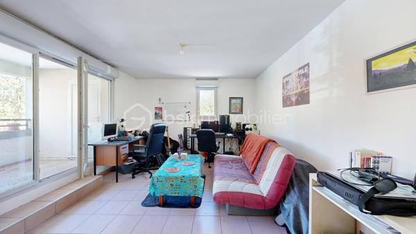 À la recherche d’un appartement agréable à vivre, fonctionnel et idéalement situé aux portes de Toulouse ?

Découvrez ce charmant T2 de 47 m², situé au 1er étage avec ascenseur d’une résidence récente et sécurisée à Castanet-Tolosan, offrant un cadre de vie pratique et confortable au quotidien.

Dès l’entrée, vous serez séduit par une distribution et des espaces bien pensés. Le séjour lumineux, ouvert sur une cuisine conviviale, crée une atmosphère chaleureuse et accueillante. L’ensemble s’ouvre sur une agréable terrasse de 6 m², véritable prolongement de l’espace de vie, idéale pour vos repas en extérieur, un coin détente ou simplement profiter des beaux jours.

Côté nuit, une chambre indépendante avec placard intégré vous assure confort et praticité. Une salle de bain, un WC séparé ainsi qu’un cellier privatif viennent compléter ce bien pensé pour un quotidien facilité.

Pour votre confort en toute saison, l’appartement est équipé d’une climatisation réversible, un véritable atout apprécié.

Enfin, vous bénéficierez d’un garage boxé et sécurisé en sous-sol, rare et recherché sur le secteur, ainsi que d’un local vélo au sein de la résidence.

Les atouts qui font la différence :
- Résidence récente et sécurisée
- 1er étage avec ascenseur
- Terrasse agréable de 6 m²
- Climatisation réversible
- Chambre avec rangement intégré
- Garage boxé sécurisé en sous-sol
- Local vélo
- DPE C - GES A
- Proximité des commerces, transports et commodités

Que vous recherchiez votre premier chez-vous, un pied-à-terre confortable ou un investissement patrimonial, cet appartement réunit les critères les plus recherchés.

Visite virtuelle sur demande.