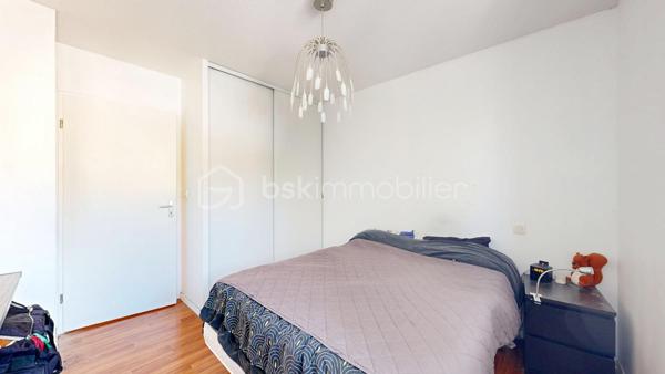 À la recherche d’un appartement agréable à vivre, fonctionnel et idéalement situé aux portes de Toulouse ?

Découvrez ce charmant T2 de 47 m², situé au 1er étage avec ascenseur d’une résidence récente et sécurisée à Castanet-Tolosan, offrant un cadre de vie pratique et confortable au quotidien.

Dès l’entrée, vous serez séduit par une distribution et des espaces bien pensés. Le séjour lumineux, ouvert sur une cuisine conviviale, crée une atmosphère chaleureuse et accueillante. L’ensemble s’ouvre sur une agréable terrasse de 6 m², véritable prolongement de l’espace de vie, idéale pour vos repas en extérieur, un coin détente ou simplement profiter des beaux jours.

Côté nuit, une chambre indépendante avec placard intégré vous assure confort et praticité. Une salle de bain, un WC séparé ainsi qu’un cellier privatif viennent compléter ce bien pensé pour un quotidien facilité.

Pour votre confort en toute saison, l’appartement est équipé d’une climatisation réversible, un véritable atout apprécié.

Enfin, vous bénéficierez d’un garage boxé et sécurisé en sous-sol, rare et recherché sur le secteur, ainsi que d’un local vélo au sein de la résidence.

Les atouts qui font la différence :
- Résidence récente et sécurisée
- 1er étage avec ascenseur
- Terrasse agréable de 6 m²
- Climatisation réversible
- Chambre avec rangement intégré
- Garage boxé sécurisé en sous-sol
- Local vélo
- DPE C - GES A
- Proximité des commerces, transports et commodités

Que vous recherchiez votre premier chez-vous, un pied-à-terre confortable ou un investissement patrimonial, cet appartement réunit les critères les plus recherchés.

Visite virtuelle sur demande.