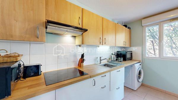 À la recherche d’un appartement agréable à vivre, fonctionnel et idéalement situé aux portes de Toulouse ?

Découvrez ce charmant T2 de 47 m², situé au 1er étage avec ascenseur d’une résidence récente et sécurisée à Castanet-Tolosan, offrant un cadre de vie pratique et confortable au quotidien.

Dès l’entrée, vous serez séduit par une distribution et des espaces bien pensés. Le séjour lumineux, ouvert sur une cuisine conviviale, crée une atmosphère chaleureuse et accueillante. L’ensemble s’ouvre sur une agréable terrasse de 6 m², véritable prolongement de l’espace de vie, idéale pour vos repas en extérieur, un coin détente ou simplement profiter des beaux jours.

Côté nuit, une chambre indépendante avec placard intégré vous assure confort et praticité. Une salle de bain, un WC séparé ainsi qu’un cellier privatif viennent compléter ce bien pensé pour un quotidien facilité.

Pour votre confort en toute saison, l’appartement est équipé d’une climatisation réversible, un véritable atout apprécié.

Enfin, vous bénéficierez d’un garage boxé et sécurisé en sous-sol, rare et recherché sur le secteur, ainsi que d’un local vélo au sein de la résidence.

Les atouts qui font la différence :
- Résidence récente et sécurisée
- 1er étage avec ascenseur
- Terrasse agréable de 6 m²
- Climatisation réversible
- Chambre avec rangement intégré
- Garage boxé sécurisé en sous-sol
- Local vélo
- DPE C - GES A
- Proximité des commerces, transports et commodités

Que vous recherchiez votre premier chez-vous, un pied-à-terre confortable ou un investissement patrimonial, cet appartement réunit les critères les plus recherchés.

Visite virtuelle sur demande.