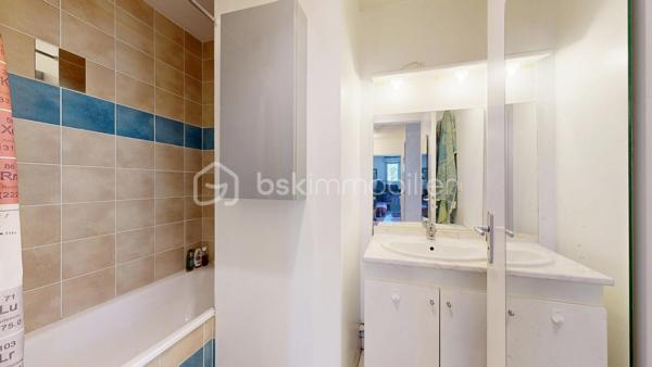 À la recherche d’un appartement agréable à vivre, fonctionnel et idéalement situé aux portes de Toulouse ?

Découvrez ce charmant T2 de 47 m², situé au 1er étage avec ascenseur d’une résidence récente et sécurisée à Castanet-Tolosan, offrant un cadre de vie pratique et confortable au quotidien.

Dès l’entrée, vous serez séduit par une distribution et des espaces bien pensés. Le séjour lumineux, ouvert sur une cuisine conviviale, crée une atmosphère chaleureuse et accueillante. L’ensemble s’ouvre sur une agréable terrasse de 6 m², véritable prolongement de l’espace de vie, idéale pour vos repas en extérieur, un coin détente ou simplement profiter des beaux jours.

Côté nuit, une chambre indépendante avec placard intégré vous assure confort et praticité. Une salle de bain, un WC séparé ainsi qu’un cellier privatif viennent compléter ce bien pensé pour un quotidien facilité.

Pour votre confort en toute saison, l’appartement est équipé d’une climatisation réversible, un véritable atout apprécié.

Enfin, vous bénéficierez d’un garage boxé et sécurisé en sous-sol, rare et recherché sur le secteur, ainsi que d’un local vélo au sein de la résidence.

Les atouts qui font la différence :
- Résidence récente et sécurisée
- 1er étage avec ascenseur
- Terrasse agréable de 6 m²
- Climatisation réversible
- Chambre avec rangement intégré
- Garage boxé sécurisé en sous-sol
- Local vélo
- DPE C - GES A
- Proximité des commerces, transports et commodités

Que vous recherchiez votre premier chez-vous, un pied-à-terre confortable ou un investissement patrimonial, cet appartement réunit les critères les plus recherchés.

Visite virtuelle sur demande.
