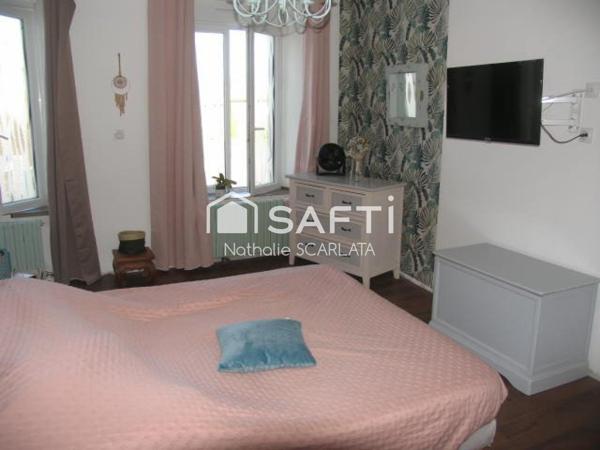 MAISON en pierre RENOVEE de 160 m² habitables avec 3 chambres, terrasse, grange, garage