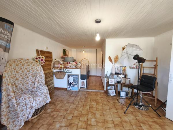 Une maison pleine de potentiel, au cœur de Bédarieux, quartier Rive Droite

Située en centre-ville, cette maison bénéficie d’un emplacement particulièrement pratique : commerces, services et alimentation accessibles à pied.
Répartie sur plusieurs niveaux, elle propose aujourd’hui une agréable pièce de vie avec cuisine ouverte et climatisation, 2 chambres et de beaux volumes.
Son véritable atout : son potentiel d’évolution.

Au rez-de-chaussée, un espace d’environ 20 m² avec accès indépendant, une salle d'eau avec WC. Cet espace peut être transformé selon vos besoins en logement indépendant, atelier ou local professionnel.
Au 1er étage un palier qui dessert un WC séparé et un spacieux séjour de 25m² avec cuisine ouverte.
Au 2nd étage, deux chambres de 10 et 13m² environs ainsi qu'une salle d'eau avec WC.
Au dernier niveau, les combles  lumineux, éclairés par deux Velux, permettent d'imaginer, après ouverture de l'espace, une grande chambre sous toiture avec dressing. Pour un confort optimal les combles sont à finir d'aménager.
À quelques mètres de la maison, stationnement disponible, avec également des parkings publics à proximité. Une place de stationnement devant la maison existante.

Une maison idéale pour un projet familial, locatif ou professionnel, avec la possibilité de faire évoluer les espaces selon vos envies.

LES +
• 125 000 € HAI
• Cœur de ville
• Toutes commodités à pied
• Stationnement à proximité
• 109 m² habitables
• 2 chambres actuellement
• RDC indépendant d’environ 20 m²
• Potentiel de studio / local professionnel
• Combles aménagés avec potentiel de chambre supplémentaire
• 2 Velux
• Climatisation
• Double vitrage
• DPE C