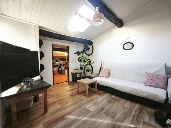 Une maison pleine de potentiel, au cœur de Bédarieux, quartier Rive Droite

Située en centre-ville, cette maison bénéficie d’un emplacement particulièrement pratique : commerces, services et alimentation accessibles à pied.
Répartie sur plusieurs niveaux, elle propose aujourd’hui une agréable pièce de vie avec cuisine ouverte et climatisation, 2 chambres et de beaux volumes.
Son véritable atout : son potentiel d’évolution.

Au rez-de-chaussée, un espace d’environ 20 m² avec accès indépendant, une salle d'eau avec WC. Cet espace peut être transformé selon vos besoins en logement indépendant, atelier ou local professionnel.
Au 1er étage un palier qui dessert un WC séparé et un spacieux séjour de 25m² avec cuisine ouverte.
Au 2nd étage, deux chambres de 10 et 13m² environs ainsi qu'une salle d'eau avec WC.
Au dernier niveau, les combles  lumineux, éclairés par deux Velux, permettent d'imaginer, après ouverture de l'espace, une grande chambre sous toiture avec dressing. Pour un confort optimal les combles sont à finir d'aménager.
À quelques mètres de la maison, stationnement disponible, avec également des parkings publics à proximité. Une place de stationnement devant la maison existante.

Une maison idéale pour un projet familial, locatif ou professionnel, avec la possibilité de faire évoluer les espaces selon vos envies.

LES +
• 125 000 € HAI
• Cœur de ville
• Toutes commodités à pied
• Stationnement à proximité
• 109 m² habitables
• 2 chambres actuellement
• RDC indépendant d’environ 20 m²
• Potentiel de studio / local professionnel
• Combles aménagés avec potentiel de chambre supplémentaire
• 2 Velux
• Climatisation
• Double vitrage
• DPE C
