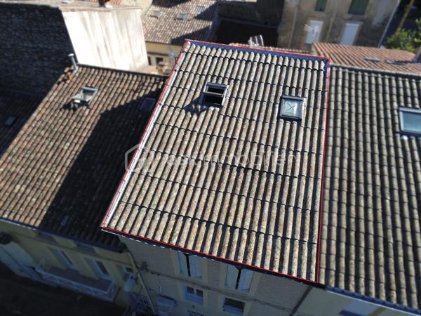 Une maison pleine de potentiel, au cœur de Bédarieux, quartier Rive Droite

Située en centre-ville, cette maison bénéficie d’un emplacement particulièrement pratique : commerces, services et alimentation accessibles à pied.
Répartie sur plusieurs niveaux, elle propose aujourd’hui une agréable pièce de vie avec cuisine ouverte et climatisation, 2 chambres et de beaux volumes.
Son véritable atout : son potentiel d’évolution.

Au rez-de-chaussée, un espace d’environ 20 m² avec accès indépendant, une salle d'eau avec WC. Cet espace peut être transformé selon vos besoins en logement indépendant, atelier ou local professionnel.
Au 1er étage un palier qui dessert un WC séparé et un spacieux séjour de 25m² avec cuisine ouverte.
Au 2nd étage, deux chambres de 10 et 13m² environs ainsi qu'une salle d'eau avec WC.
Au dernier niveau, les combles  lumineux, éclairés par deux Velux, permettent d'imaginer, après ouverture de l'espace, une grande chambre sous toiture avec dressing. Pour un confort optimal les combles sont à finir d'aménager.
À quelques mètres de la maison, stationnement disponible, avec également des parkings publics à proximité. Une place de stationnement devant la maison existante.

Une maison idéale pour un projet familial, locatif ou professionnel, avec la possibilité de faire évoluer les espaces selon vos envies.

LES +
• 125 000 € HAI
• Cœur de ville
• Toutes commodités à pied
• Stationnement à proximité
• 109 m² habitables
• 2 chambres actuellement
• RDC indépendant d’environ 20 m²
• Potentiel de studio / local professionnel
• Combles aménagés avec potentiel de chambre supplémentaire
• 2 Velux
• Climatisation
• Double vitrage
• DPE C