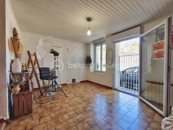 Une maison pleine de potentiel, au cœur de Bédarieux, quartier Rive Droite

Située en centre-ville, cette maison bénéficie d’un emplacement particulièrement pratique : commerces, services et alimentation accessibles à pied.
Répartie sur plusieurs niveaux, elle propose aujourd’hui une agréable pièce de vie avec cuisine ouverte et climatisation, 2 chambres et de beaux volumes.
Son véritable atout : son potentiel d’évolution.

Au rez-de-chaussée, un espace d’environ 20 m² avec accès indépendant, une salle d'eau avec WC. Cet espace peut être transformé selon vos besoins en logement indépendant, atelier ou local professionnel.
Au 1er étage un palier qui dessert un WC séparé et un spacieux séjour de 25m² avec cuisine ouverte.
Au 2nd étage, deux chambres de 10 et 13m² environs ainsi qu'une salle d'eau avec WC.
Au dernier niveau, les combles  lumineux, éclairés par deux Velux, permettent d'imaginer, après ouverture de l'espace, une grande chambre sous toiture avec dressing. Pour un confort optimal les combles sont à finir d'aménager.
À quelques mètres de la maison, stationnement disponible, avec également des parkings publics à proximité. Une place de stationnement devant la maison existante.

Une maison idéale pour un projet familial, locatif ou professionnel, avec la possibilité de faire évoluer les espaces selon vos envies.

LES +
• 125 000 € HAI
• Cœur de ville
• Toutes commodités à pied
• Stationnement à proximité
• 109 m² habitables
• 2 chambres actuellement
• RDC indépendant d’environ 20 m²
• Potentiel de studio / local professionnel
• Combles aménagés avec potentiel de chambre supplémentaire
• 2 Velux
• Climatisation
• Double vitrage
• DPE C