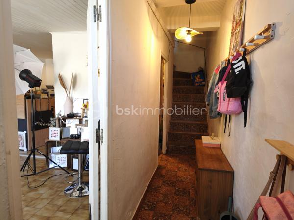 Une maison pleine de potentiel, au cœur de Bédarieux, quartier Rive Droite

Située en centre-ville, cette maison bénéficie d’un emplacement particulièrement pratique : commerces, services et alimentation accessibles à pied.
Répartie sur plusieurs niveaux, elle propose aujourd’hui une agréable pièce de vie avec cuisine ouverte et climatisation, 2 chambres et de beaux volumes.
Son véritable atout : son potentiel d’évolution.

Au rez-de-chaussée, un espace d’environ 20 m² avec accès indépendant, une salle d'eau avec WC. Cet espace peut être transformé selon vos besoins en logement indépendant, atelier ou local professionnel.
Au 1er étage un palier qui dessert un WC séparé et un spacieux séjour de 25m² avec cuisine ouverte.
Au 2nd étage, deux chambres de 10 et 13m² environs ainsi qu'une salle d'eau avec WC.
Au dernier niveau, les combles  lumineux, éclairés par deux Velux, permettent d'imaginer, après ouverture de l'espace, une grande chambre sous toiture avec dressing. Pour un confort optimal les combles sont à finir d'aménager.
À quelques mètres de la maison, stationnement disponible, avec également des parkings publics à proximité. Une place de stationnement devant la maison existante.

Une maison idéale pour un projet familial, locatif ou professionnel, avec la possibilité de faire évoluer les espaces selon vos envies.

LES +
• 125 000 € HAI
• Cœur de ville
• Toutes commodités à pied
• Stationnement à proximité
• 109 m² habitables
• 2 chambres actuellement
• RDC indépendant d’environ 20 m²
• Potentiel de studio / local professionnel
• Combles aménagés avec potentiel de chambre supplémentaire
• 2 Velux
• Climatisation
• Double vitrage
• DPE C