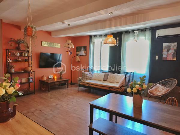 Une maison pleine de potentiel, au cœur de Bédarieux, quartier Rive Droite

Située en centre-ville, cette maison bénéficie d’un emplacement particulièrement pratique : commerces, services et alimentation accessibles à pied.
Répartie sur plusieurs niveaux, elle propose aujourd’hui une agréable pièce de vie avec cuisine ouverte et climatisation, 2 chambres et de beaux volumes.
Son véritable atout : son potentiel d’évolution.

Au rez-de-chaussée, un espace d’environ 20 m² avec accès indépendant, une salle d'eau avec WC. Cet espace peut être transformé selon vos besoins en logement indépendant, atelier ou local professionnel.
Au 1er étage un palier qui dessert un WC séparé et un spacieux séjour de 25m² avec cuisine ouverte.
Au 2nd étage, deux chambres de 10 et 13m² environs ainsi qu'une salle d'eau avec WC.
Au dernier niveau, les combles  lumineux, éclairés par deux Velux, permettent d'imaginer, après ouverture de l'espace, une grande chambre sous toiture avec dressing. Pour un confort optimal les combles sont à finir d'aménager.
À quelques mètres de la maison, stationnement disponible, avec également des parkings publics à proximité. Une place de stationnement devant la maison existante.

Une maison idéale pour un projet familial, locatif ou professionnel, avec la possibilité de faire évoluer les espaces selon vos envies.

LES +
• 125 000 € HAI
• Cœur de ville
• Toutes commodités à pied
• Stationnement à proximité
• 109 m² habitables
• 2 chambres actuellement
• RDC indépendant d’environ 20 m²
• Potentiel de studio / local professionnel
• Combles aménagés avec potentiel de chambre supplémentaire
• 2 Velux
• Climatisation
• Double vitrage
• DPE C