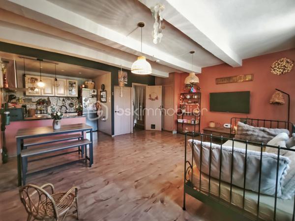 Une maison pleine de potentiel, au cœur de Bédarieux, quartier Rive Droite

Située en centre-ville, cette maison bénéficie d’un emplacement particulièrement pratique : commerces, services et alimentation accessibles à pied.
Répartie sur plusieurs niveaux, elle propose aujourd’hui une agréable pièce de vie avec cuisine ouverte et climatisation, 2 chambres et de beaux volumes.
Son véritable atout : son potentiel d’évolution.

Au rez-de-chaussée, un espace d’environ 20 m² avec accès indépendant, une salle d'eau avec WC. Cet espace peut être transformé selon vos besoins en logement indépendant, atelier ou local professionnel.
Au 1er étage un palier qui dessert un WC séparé et un spacieux séjour de 25m² avec cuisine ouverte.
Au 2nd étage, deux chambres de 10 et 13m² environs ainsi qu'une salle d'eau avec WC.
Au dernier niveau, les combles  lumineux, éclairés par deux Velux, permettent d'imaginer, après ouverture de l'espace, une grande chambre sous toiture avec dressing. Pour un confort optimal les combles sont à finir d'aménager.
À quelques mètres de la maison, stationnement disponible, avec également des parkings publics à proximité. Une place de stationnement devant la maison existante.

Une maison idéale pour un projet familial, locatif ou professionnel, avec la possibilité de faire évoluer les espaces selon vos envies.

LES +
• 125 000 € HAI
• Cœur de ville
• Toutes commodités à pied
• Stationnement à proximité
• 109 m² habitables
• 2 chambres actuellement
• RDC indépendant d’environ 20 m²
• Potentiel de studio / local professionnel
• Combles aménagés avec potentiel de chambre supplémentaire
• 2 Velux
• Climatisation
• Double vitrage
• DPE C