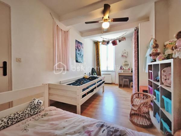 Une maison pleine de potentiel, au cœur de Bédarieux, quartier Rive Droite

Située en centre-ville, cette maison bénéficie d’un emplacement particulièrement pratique : commerces, services et alimentation accessibles à pied.
Répartie sur plusieurs niveaux, elle propose aujourd’hui une agréable pièce de vie avec cuisine ouverte et climatisation, 2 chambres et de beaux volumes.
Son véritable atout : son potentiel d’évolution.

Au rez-de-chaussée, un espace d’environ 20 m² avec accès indépendant, une salle d'eau avec WC. Cet espace peut être transformé selon vos besoins en logement indépendant, atelier ou local professionnel.
Au 1er étage un palier qui dessert un WC séparé et un spacieux séjour de 25m² avec cuisine ouverte.
Au 2nd étage, deux chambres de 10 et 13m² environs ainsi qu'une salle d'eau avec WC.
Au dernier niveau, les combles  lumineux, éclairés par deux Velux, permettent d'imaginer, après ouverture de l'espace, une grande chambre sous toiture avec dressing. Pour un confort optimal les combles sont à finir d'aménager.
À quelques mètres de la maison, stationnement disponible, avec également des parkings publics à proximité. Une place de stationnement devant la maison existante.

Une maison idéale pour un projet familial, locatif ou professionnel, avec la possibilité de faire évoluer les espaces selon vos envies.

LES +
• 125 000 € HAI
• Cœur de ville
• Toutes commodités à pied
• Stationnement à proximité
• 109 m² habitables
• 2 chambres actuellement
• RDC indépendant d’environ 20 m²
• Potentiel de studio / local professionnel
• Combles aménagés avec potentiel de chambre supplémentaire
• 2 Velux
• Climatisation
• Double vitrage
• DPE C