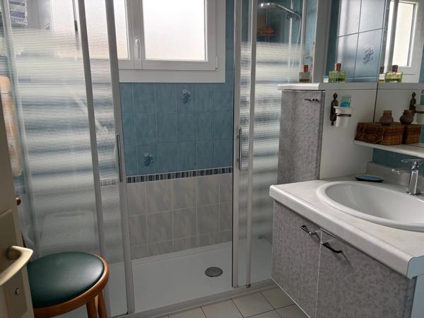 LUCON (85) QUARTIER TRES CALME PROCHE SUPER U VILLA PLAIN PIED 95M²/3 CHAMBRES AVEC 2 GARAGES ET JARDIN