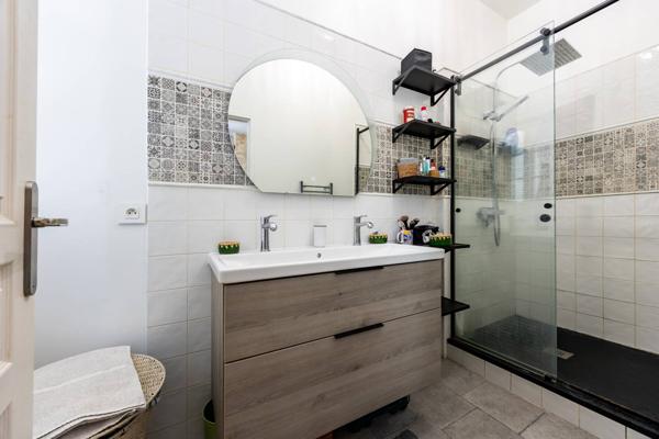 APPARTEMENT T4 DERNIER ETAGE DANS IMMEUBLE PIERRE QUARTIER CROIX BLANCHE