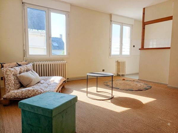 À Chalonnes-sur-Loire, découvrez cet appartement 2 pièces de 44 m², installé au rez-de-chaussée d'une résidence agréable et bien entretenue.