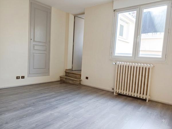 À Chalonnes-sur-Loire, découvrez cet appartement 2 pièces de 44 m², installé au rez-de-chaussée d'une résidence agréable et bien entretenue.