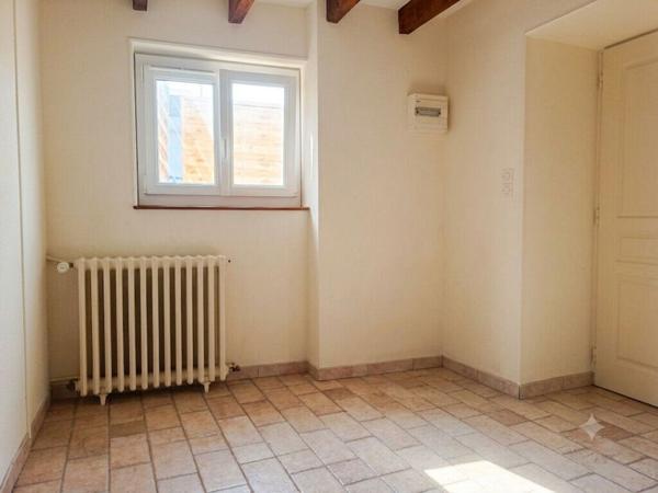 À Chalonnes-sur-Loire, découvrez cet appartement 2 pièces de 44 m², installé au rez-de-chaussée d'une résidence agréable et bien entretenue.