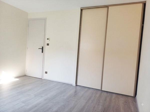 À Chalonnes-sur-Loire, découvrez cet appartement 2 pièces de 44 m², installé au rez-de-chaussée d'une résidence agréable et bien entretenue.