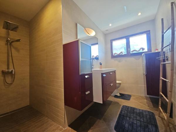 Villa de 193m² avec maison, studio et appartement, piscine, jardin