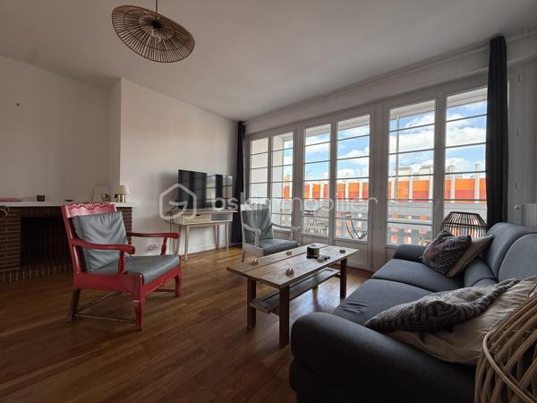 LISIEUX HYPER CENTRE – Situé au 2ᵉ étage d’une résidence soignée, découvrez cet appartement de charme aux beaux volumes et à la belle luminosité.

Il se compose d’un séjour-salon avec accès à une loggia, d’une cuisine aménagée et équipée avec cellier attenant, de quatre chambres, d’une salle de bains ainsi que d’un WC indépendant.

Vous apprécierez le cachet de l’ancien avec son parquet, sa très belle hauteur sous plafond et sa cheminée décorative apportant charme et caractère à la pièce de vie.

Un grenier et une cave complètent ce bien.

Ses prestations de qualité, sa triple exposition, son excellent classement énergétique ainsi que sa proximité immédiate des commerces accessibles à pied sauront vous séduire.