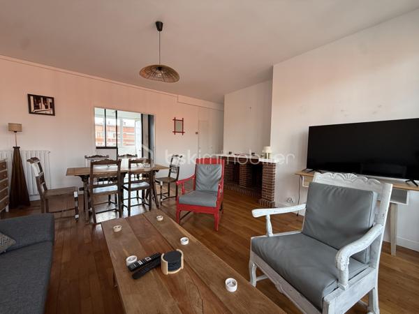 LISIEUX HYPER CENTRE – Situé au 2ᵉ étage d’une résidence soignée, découvrez cet appartement de charme aux beaux volumes et à la belle luminosité.

Il se compose d’un séjour-salon avec accès à une loggia, d’une cuisine aménagée et équipée avec cellier attenant, de quatre chambres, d’une salle de bains ainsi que d’un WC indépendant.

Vous apprécierez le cachet de l’ancien avec son parquet, sa très belle hauteur sous plafond et sa cheminée décorative apportant charme et caractère à la pièce de vie.

Un grenier et une cave complètent ce bien.

Ses prestations de qualité, sa triple exposition, son excellent classement énergétique ainsi que sa proximité immédiate des commerces accessibles à pied sauront vous séduire.