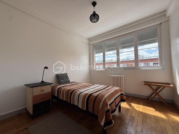LISIEUX HYPER CENTRE – Situé au 2ᵉ étage d’une résidence soignée, découvrez cet appartement de charme aux beaux volumes et à la belle luminosité.

Il se compose d’un séjour-salon avec accès à une loggia, d’une cuisine aménagée et équipée avec cellier attenant, de quatre chambres, d’une salle de bains ainsi que d’un WC indépendant.

Vous apprécierez le cachet de l’ancien avec son parquet, sa très belle hauteur sous plafond et sa cheminée décorative apportant charme et caractère à la pièce de vie.

Un grenier et une cave complètent ce bien.

Ses prestations de qualité, sa triple exposition, son excellent classement énergétique ainsi que sa proximité immédiate des commerces accessibles à pied sauront vous séduire.