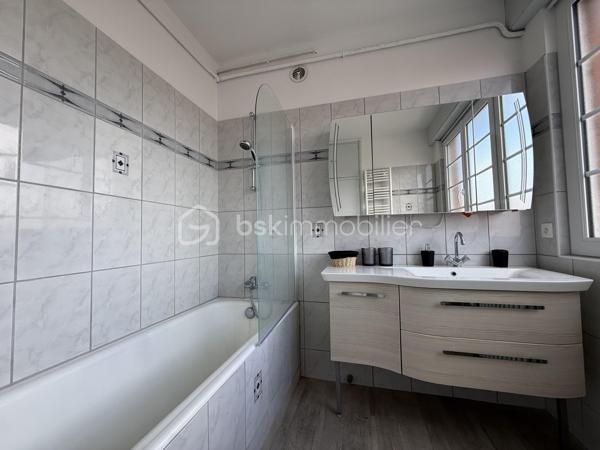 LISIEUX HYPER CENTRE – Situé au 2ᵉ étage d’une résidence soignée, découvrez cet appartement de charme aux beaux volumes et à la belle luminosité.

Il se compose d’un séjour-salon avec accès à une loggia, d’une cuisine aménagée et équipée avec cellier attenant, de quatre chambres, d’une salle de bains ainsi que d’un WC indépendant.

Vous apprécierez le cachet de l’ancien avec son parquet, sa très belle hauteur sous plafond et sa cheminée décorative apportant charme et caractère à la pièce de vie.

Un grenier et une cave complètent ce bien.

Ses prestations de qualité, sa triple exposition, son excellent classement énergétique ainsi que sa proximité immédiate des commerces accessibles à pied sauront vous séduire.