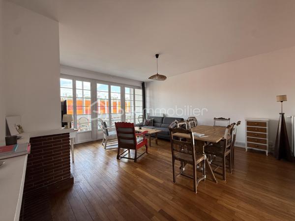 LISIEUX HYPER CENTRE – Situé au 2ᵉ étage d’une résidence soignée, découvrez cet appartement de charme aux beaux volumes et à la belle luminosité.

Il se compose d’un séjour-salon avec accès à une loggia, d’une cuisine aménagée et équipée avec cellier attenant, de quatre chambres, d’une salle de bains ainsi que d’un WC indépendant.

Vous apprécierez le cachet de l’ancien avec son parquet, sa très belle hauteur sous plafond et sa cheminée décorative apportant charme et caractère à la pièce de vie.

Un grenier et une cave complètent ce bien.

Ses prestations de qualité, sa triple exposition, son excellent classement énergétique ainsi que sa proximité immédiate des commerces accessibles à pied sauront vous séduire.