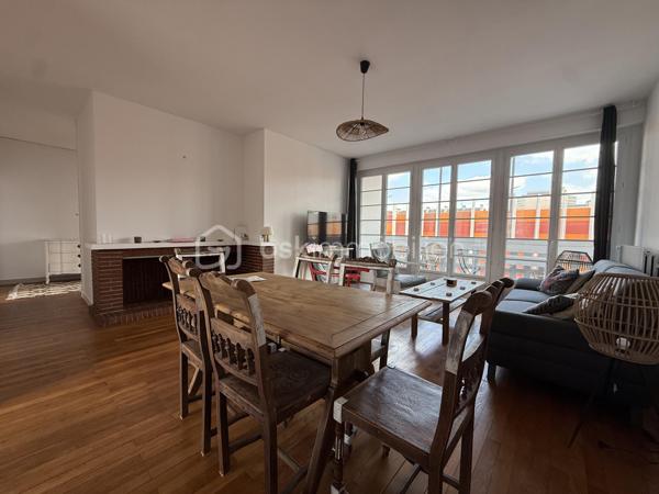 LISIEUX HYPER CENTRE – Situé au 2ᵉ étage d’une résidence soignée, découvrez cet appartement de charme aux beaux volumes et à la belle luminosité.

Il se compose d’un séjour-salon avec accès à une loggia, d’une cuisine aménagée et équipée avec cellier attenant, de quatre chambres, d’une salle de bains ainsi que d’un WC indépendant.

Vous apprécierez le cachet de l’ancien avec son parquet, sa très belle hauteur sous plafond et sa cheminée décorative apportant charme et caractère à la pièce de vie.

Un grenier et une cave complètent ce bien.

Ses prestations de qualité, sa triple exposition, son excellent classement énergétique ainsi que sa proximité immédiate des commerces accessibles à pied sauront vous séduire.