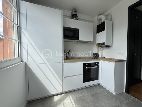LISIEUX HYPER CENTRE – Situé au 2ᵉ étage d’une résidence soignée, découvrez cet appartement de charme aux beaux volumes et à la belle luminosité.

Il se compose d’un séjour-salon avec accès à une loggia, d’une cuisine aménagée et équipée avec cellier attenant, de quatre chambres, d’une salle de bains ainsi que d’un WC indépendant.

Vous apprécierez le cachet de l’ancien avec son parquet, sa très belle hauteur sous plafond et sa cheminée décorative apportant charme et caractère à la pièce de vie.

Un grenier et une cave complètent ce bien.

Ses prestations de qualité, sa triple exposition, son excellent classement énergétique ainsi que sa proximité immédiate des commerces accessibles à pied sauront vous séduire.