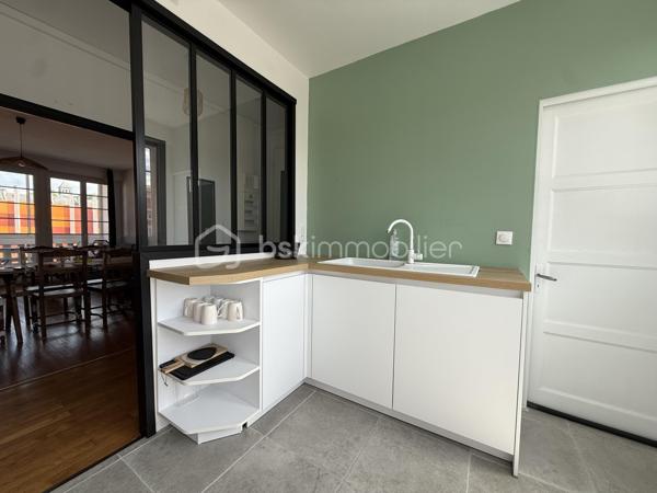 LISIEUX HYPER CENTRE – Situé au 2ᵉ étage d’une résidence soignée, découvrez cet appartement de charme aux beaux volumes et à la belle luminosité.

Il se compose d’un séjour-salon avec accès à une loggia, d’une cuisine aménagée et équipée avec cellier attenant, de quatre chambres, d’une salle de bains ainsi que d’un WC indépendant.

Vous apprécierez le cachet de l’ancien avec son parquet, sa très belle hauteur sous plafond et sa cheminée décorative apportant charme et caractère à la pièce de vie.

Un grenier et une cave complètent ce bien.

Ses prestations de qualité, sa triple exposition, son excellent classement énergétique ainsi que sa proximité immédiate des commerces accessibles à pied sauront vous séduire.