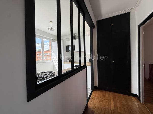 LISIEUX HYPER CENTRE – Situé au 2ᵉ étage d’une résidence soignée, découvrez cet appartement de charme aux beaux volumes et à la belle luminosité.

Il se compose d’un séjour-salon avec accès à une loggia, d’une cuisine aménagée et équipée avec cellier attenant, de quatre chambres, d’une salle de bains ainsi que d’un WC indépendant.

Vous apprécierez le cachet de l’ancien avec son parquet, sa très belle hauteur sous plafond et sa cheminée décorative apportant charme et caractère à la pièce de vie.

Un grenier et une cave complètent ce bien.

Ses prestations de qualité, sa triple exposition, son excellent classement énergétique ainsi que sa proximité immédiate des commerces accessibles à pied sauront vous séduire.