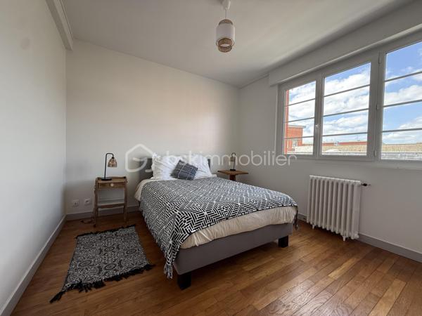 LISIEUX HYPER CENTRE – Situé au 2ᵉ étage d’une résidence soignée, découvrez cet appartement de charme aux beaux volumes et à la belle luminosité.

Il se compose d’un séjour-salon avec accès à une loggia, d’une cuisine aménagée et équipée avec cellier attenant, de quatre chambres, d’une salle de bains ainsi que d’un WC indépendant.

Vous apprécierez le cachet de l’ancien avec son parquet, sa très belle hauteur sous plafond et sa cheminée décorative apportant charme et caractère à la pièce de vie.

Un grenier et une cave complètent ce bien.

Ses prestations de qualité, sa triple exposition, son excellent classement énergétique ainsi que sa proximité immédiate des commerces accessibles à pied sauront vous séduire.