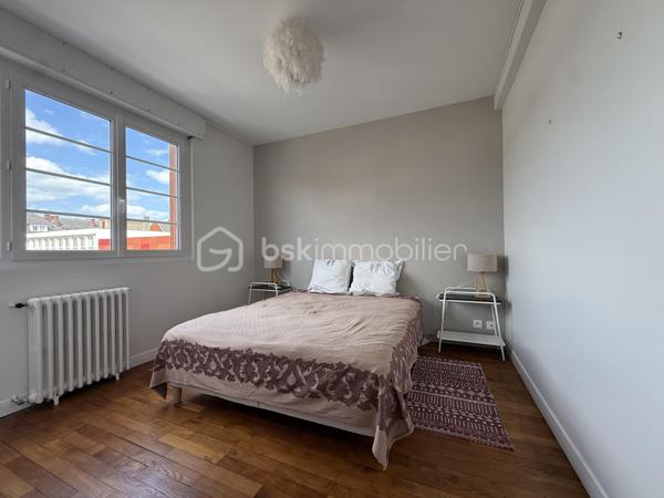 LISIEUX HYPER CENTRE – Situé au 2ᵉ étage d’une résidence soignée, découvrez cet appartement de charme aux beaux volumes et à la belle luminosité.

Il se compose d’un séjour-salon avec accès à une loggia, d’une cuisine aménagée et équipée avec cellier attenant, de quatre chambres, d’une salle de bains ainsi que d’un WC indépendant.

Vous apprécierez le cachet de l’ancien avec son parquet, sa très belle hauteur sous plafond et sa cheminée décorative apportant charme et caractère à la pièce de vie.

Un grenier et une cave complètent ce bien.

Ses prestations de qualité, sa triple exposition, son excellent classement énergétique ainsi que sa proximité immédiate des commerces accessibles à pied sauront vous séduire.