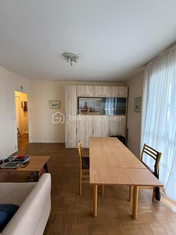 ***NOUVEAU***

A proximité immédiate de la gare et de l'université, dans une résidence bien entretenue et sécurisée, venez vite découvrir ce charmant appartement de 44,39M2 offrant : une entrée, un séjour, une cuisine, 1 chambre, une salle de douches et un wc séparé.
Vous disposerez également d'un grand balcon, d'une cave et d'un garage.

Les +++
- Proche de toutes les commodités 
- Ascenseur
- Bien agencé
- Vue dégagée
- Jardin collectif 


Pour plus de renseignements ou pour le visiter, contactez-moi vite au 0651179485.
BELLE OPPORTUNITE A SAISIR!