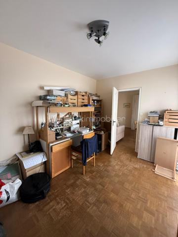 ***NOUVEAU***

A proximité immédiate de la gare et de l'université, dans une résidence bien entretenue et sécurisée, venez vite découvrir ce charmant appartement de 44,39M2 offrant : une entrée, un séjour, une cuisine, 1 chambre, une salle de douches et un wc séparé.
Vous disposerez également d'un grand balcon, d'une cave et d'un garage.

Les +++
- Proche de toutes les commodités 
- Ascenseur
- Bien agencé
- Vue dégagée
- Jardin collectif 


Pour plus de renseignements ou pour le visiter, contactez-moi vite au 0651179485.
BELLE OPPORTUNITE A SAISIR!