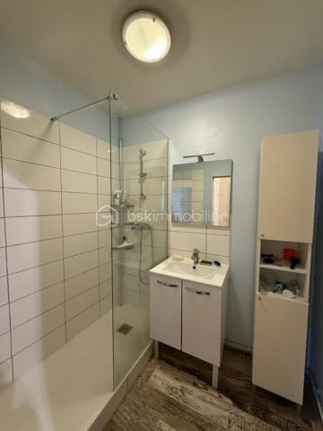 ***NOUVEAU***

A proximité immédiate de la gare et de l'université, dans une résidence bien entretenue et sécurisée, venez vite découvrir ce charmant appartement de 44,39M2 offrant : une entrée, un séjour, une cuisine, 1 chambre, une salle de douches et un wc séparé.
Vous disposerez également d'un grand balcon, d'une cave et d'un garage.

Les +++
- Proche de toutes les commodités 
- Ascenseur
- Bien agencé
- Vue dégagée
- Jardin collectif 


Pour plus de renseignements ou pour le visiter, contactez-moi vite au 0651179485.
BELLE OPPORTUNITE A SAISIR!