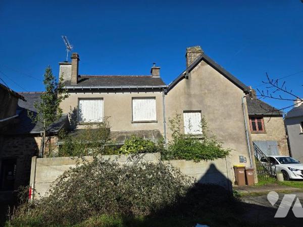 A REDON, quartier calme, maison à réhabiliter comprenant : Séjour, salon, coin cuisine, chauffe...