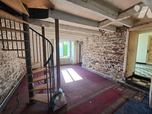 A REDON, quartier calme, maison à réhabiliter comprenant : Séjour, salon, coin cuisine, chauffe...