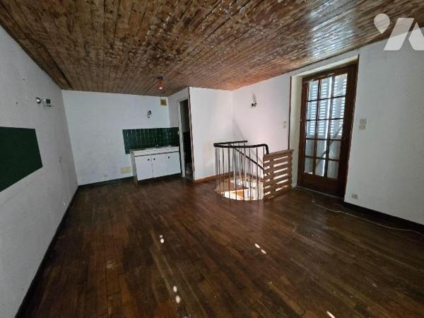 A REDON, quartier calme, maison à réhabiliter comprenant : Séjour, salon, coin cuisine, chauffe...