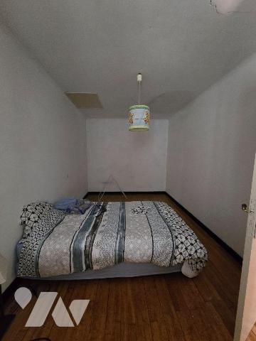 A REDON, quartier calme, maison à réhabiliter comprenant : Séjour, salon, coin cuisine, chauffe...