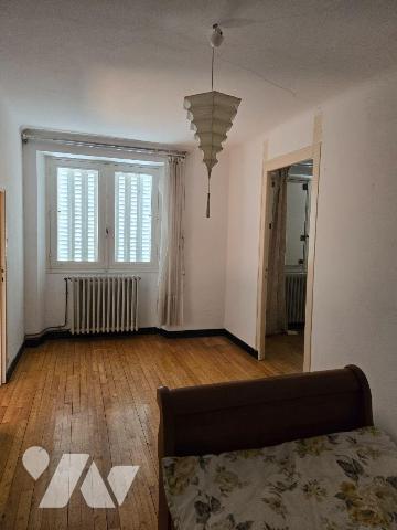 A REDON, quartier calme, maison à réhabiliter comprenant : Séjour, salon, coin cuisine, chauffe...